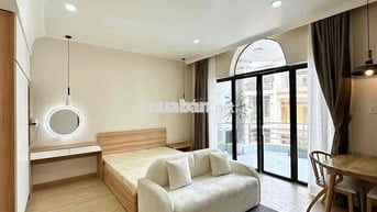 CĂN HỘ BAN CÔNG LỚN TÁCH BẾP MÁY GIẶT RIÊNG KHU HÀNG XANH SÁT QUẬN 1