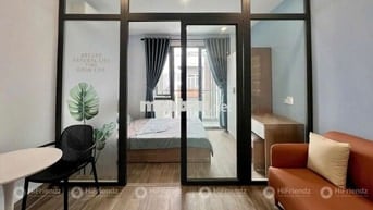 Studio ban công cửa kính cực chill