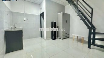 Phòng này như nhà riêng nha, gác cao 2m đứng vô tư, có máy lạnh