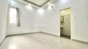 Phòng Cửa Sổ Giá Rẻ Gần Emart Phan Huy Ích