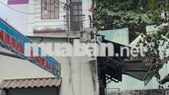 Bên Lan còn phòng này nhỏ sạch sẽ thoáng mát