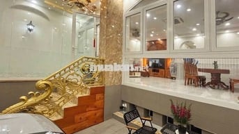 BÁN GẤP TÒA CHDV 9x19 GIA ĐÌNH Ở NHƯ BIỆT THỰ VÀ THU NHẬP 120TR/THÁNG