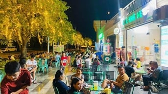 NHÂN VIÊN PHỤC VỤ QUÁN CHÈ, TRÀ SỮA TẠI CV NHẠC NƯỚC VẠN PHÚC, TPHCM