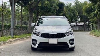 Kia Rondo 2019 số sàn màu trắng