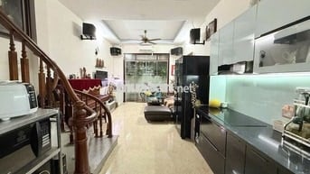 Bán nhà Chùa Láng trung tâm, lô góc 2 thoáng,mt 4m, ngõ thông, 8.1 tỷ