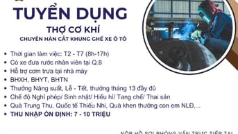 Thợ cơ khí hàn cắt khung ghế ô tô