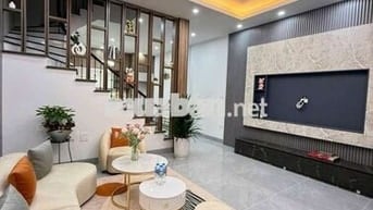 Nhà Sài Đồng - dt 51m -4 tầng cầu thang giữa - 4 ngủ rộng, ô tô gần