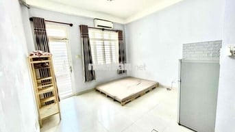 phòng ban công ngay cầu nguyễn văn cừ