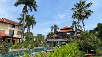 NGƯỜI LÀM VƯỜN CHĂM SÓC CÂY CỐI 