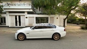 BMW 320i màu trắng 2009