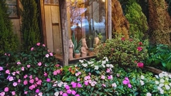 Anh cần 2 thêm nhân viên bán hàng cho khách