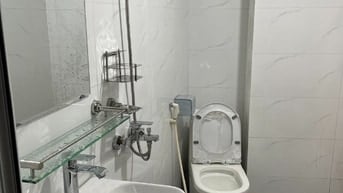 CHO THUÊ PHÒNG TẦNG 3 NHÀ MẶT ĐƯỜNG CÓ THANG MÁY, GẦN TRƯỜNG HỌC, CHỢ,