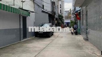 nhà 1 lầu xe hơi đậu cửa kế bên Eon