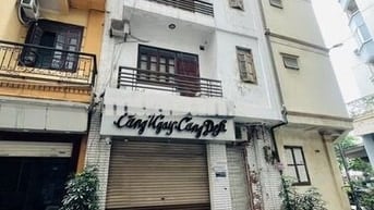 Nhà ngõ 116 đường Trung Kính, Dt 40m2 x 4 tầng ô tô đậu cửa