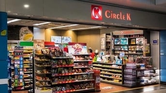 Nhân viên bán hàng phụ kho tư vấn sản phẩm 