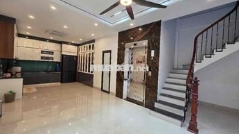 NHÀ 4 TẦNG LÔ GÓC – Ô TÔ VÀO NHÀ – THANG MÁY – 4 NGỦ TIỆN NGHI TẠI NG