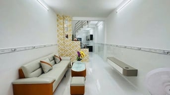 Hẻm oto đổ cửa sạch đẹp, sát mặt tiền, gần chợ Bà Chiểu, Quận 1