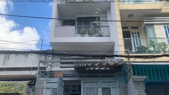 Nhà 2 mặt tiền , phía sau có sân