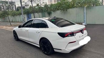 VinFast Lux A2.0 2022 A2.0 Tiêu chuẩn - 100000 km