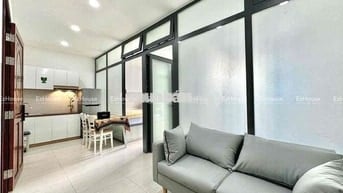 2 Phòng Ngủ - Ban Công - 45m2 - Full Nội Thất - Thang Máy - Sân Bay