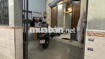 nhà ở riêng lẻ, 1 lầu 3phòng, có sân để xe rộng, 2 nhà vệ sinh,