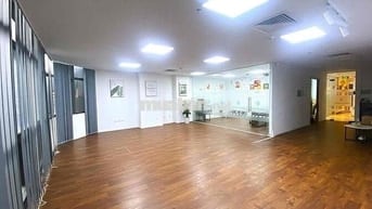 Cho thuê VP 110m2 Cô Giang Q1 có sân đậu ô tô ngăn sẵn 2 phòng lớn