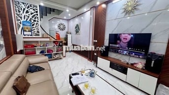 Nhà ngõ 147 Tân Mai, xịn xò, sát mặt phố, 33m x5T, 3 ngủ,chốt liền tay