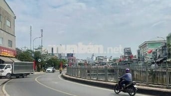 Nhà lô góc 3 tầng tân kỳ tân quý . Đường thông xe cộ đông