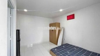 Phòng trọ ở Dương Quảng Hàm trang bị thang máy, có ban công.