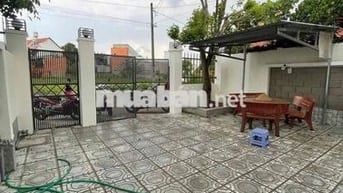 Cho thuê nhà Tân Hiệp sân rộng, 3 phòng ngủ