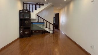 Cho thuê căn hộ liền kề 270 m2 làm VP hoặc để ở phố Ngọc Lâm, LB, HN