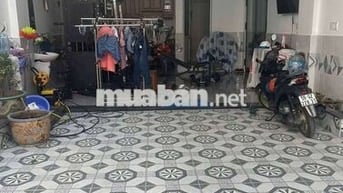 Nhà gần trưog ng hiền,dt rôg 2căn gồm 1 căn cấp 4 +1 căn lầu 2pn 2wc .