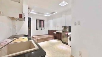 CHO THUÊ PHÒNG BAN CÔNG FULL NỘI THẤT GIÁ RẺ GẦN BỜ KÈ TRƯỜNG SA Q3