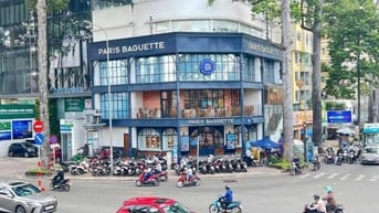 Cho thuê nhà nguyên căn Góc Hai mặt tiền Ngay Phan xích Long Và Hoa Sứ