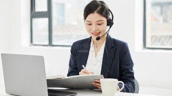 Nhân viên nam nữ chăm sóc khách hàng, trực tổng đài 