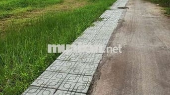 Đất đối diện bệnh viện 100m2 đất nhà cắt ra bán.