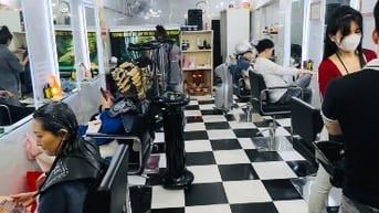 Tuyển thợ tóc lương 15 triệu/tháng vào làm liền