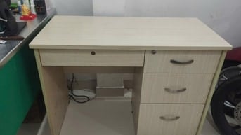 Anh cần thanh lý bàn Văn Phòng màu kem giá 280 ngàn 