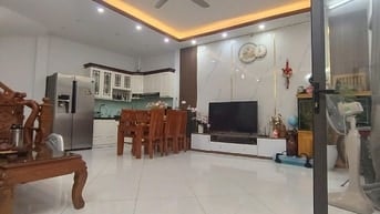 Bán nhà 4 tầng Quỳnh Đô, diện tích 40m2, ô tô đỗ cổng, giá 6.5 tỷ