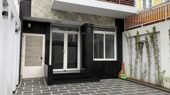 Cho thuê nhà đẹp, có sân rộng làm văn phòng