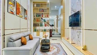 nhà 3 lầu hẻm xe hơi. 4 phòng 5 tolet riêng mỗi phòng.nở hậu