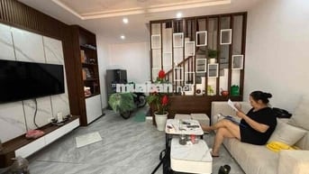 7.35 Tỷ - 35m2 x 5 tầng mặt tiền 4.5 mét - Tân Mai ô tô đỗ cổng