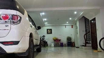 Bán nhà Nguyễn Chí Thanh 75m2, ô tô vào nhà, gần phố, nhà đẹp ở luôn