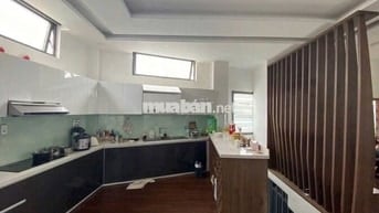 Căn hộ 80m2 ngay sân bay, 2 PN có 3 WC riêng, khách bếp wc thoáng mát