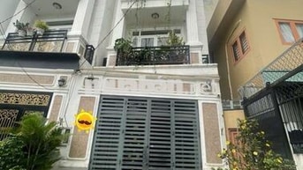 Bán nhanh căn nhà giá rẻ 9.5tỷ, 3 tầng và sân thượng,4 PN đường xe hơi