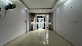 cho thuê nhà rộng,trung tâm 2p 11tr