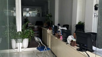 Bán nhà nằm trên trục Hoàng Việt, Tân Bình, 167m2, 3 tầng, giá tốt