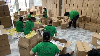 Chị cần gấp 02 nam nữ đóng gói dán tem hàng nhu yếu phẩm 