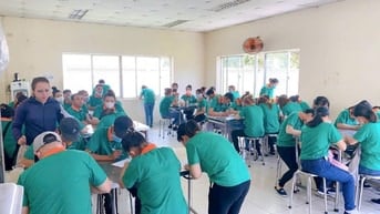 Công nhân thời vụ sản xuất thiết bị điện tử