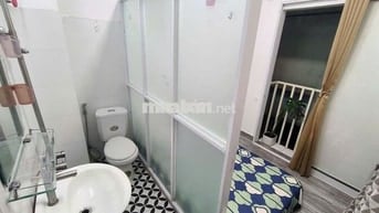 Phòng trống vào ở liền, ngay trung tâm đường nguyễn trãi Q1